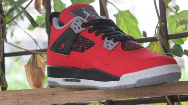 AIR JORDAN 4